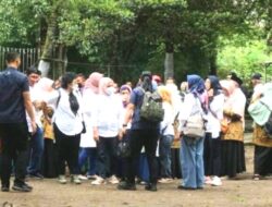 Kunjungi Kampung Dolanan Sidowayah, Iriana Joko Widodo Main Bakiak dan Tarik Tambang