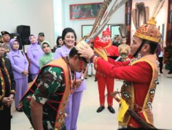 Panglima TNI Kunjungan Kerja ke Wilayah Kodam XII/Tpr dan Terima Penganugerahan Gelar Adat Dayak