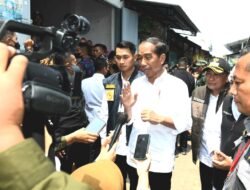 Presiden dan Ibu Iriana Cek Harga Kebutuhan Pokok di Pasar Sambonggede