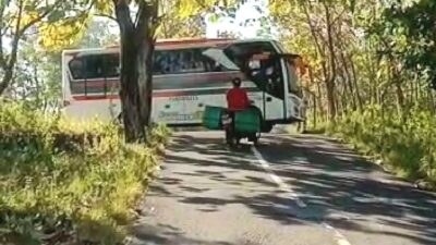 Polsek Gedangsari Arahkan Putar Balik 1 Unit Minibus di Tanjakan Clongop