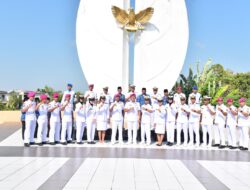 Wadan Lantamal XII Pimpin Ziarah Rombongan di TMP Dharma Patria Jaya