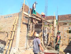 Babinsa Bantu Bangun Rumah Ringankan Beban Warga
