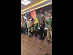 Rakernas MPKS PP Muhammadiyah, Mensos dan Menko PMK Bagikan Tongkat Penuntun Adaptif Untuk Penyandang Disabilitas Netra