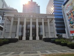 Putusan MK Khianati Nilai Demokrasi dan Cita-Cita Reformasi Oleh : Renata Anggara