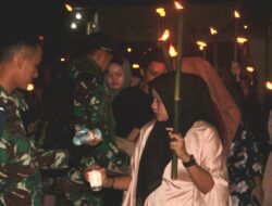 Sambut Ramadhan Satgas Pamtas Yonarmed 10/ Bradjamusti Bersama Warga Laksanakan Pawai Obor di Perbatasan