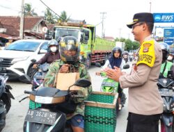 Polres Kulonprogo Bagikan Takjil Sambil Berikan Himbauan Kamtibmas