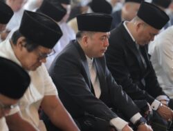 Pj Gubernur Sumsel Bersama Pj Ketua TP-PKK Sumsel Tyas Fatoni Laksanan Sholat Idul Fitri 1445 H di Griya Agung