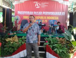 Peringati HUT RI Ke-79 Pedagang Pasar Purwo Raharjo Nyanyi dan Goyang Bareng
